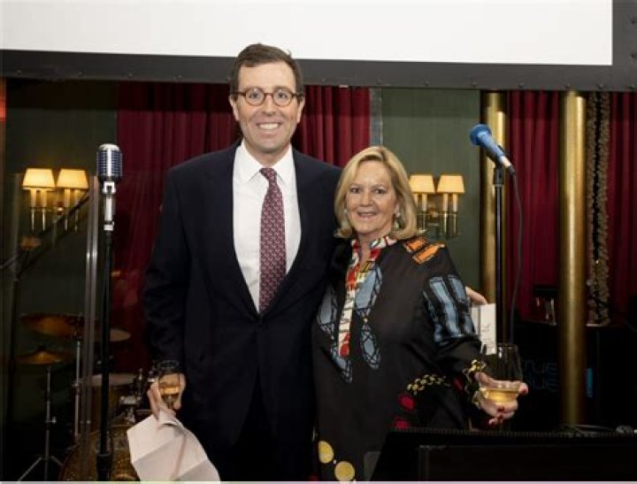 Fame | Leslie Hindman Auctioneers net worth and salary income estimation Jan, 2024