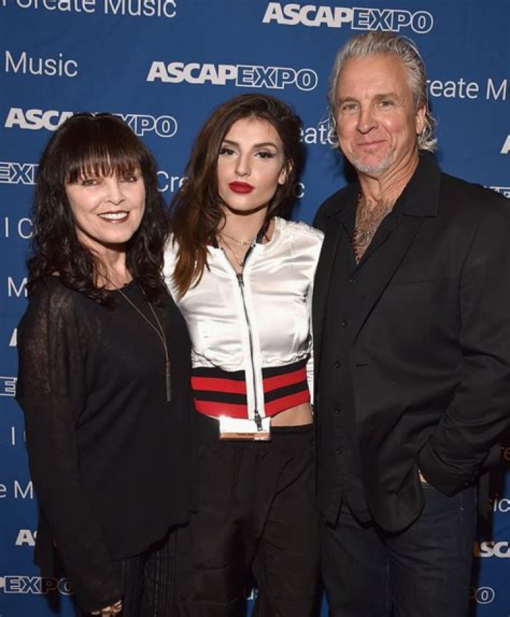 Hana Giraldo Net Worth, Age, Height, Bio, Birthday, Wiki!