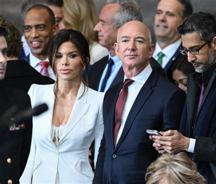 Jeff Bezos’s Girlfriend: Who is Jeff Bezos Dating?