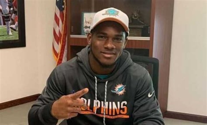 Know About Mark Walton; NFL, Girlfriend, Age, Stats, Arrested, Contract