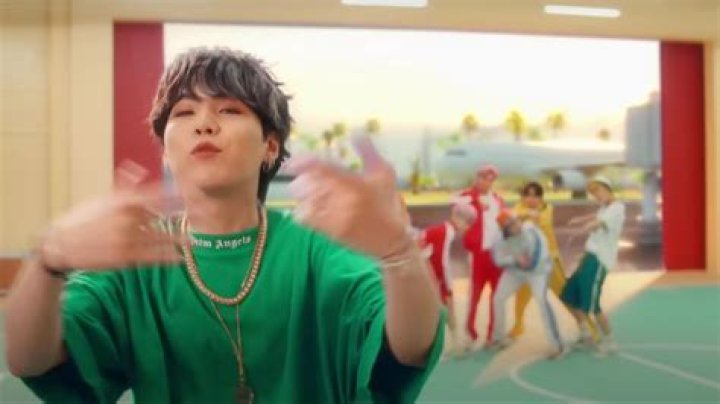 Topic returns with house dance-pop anthem "Breaking Me"